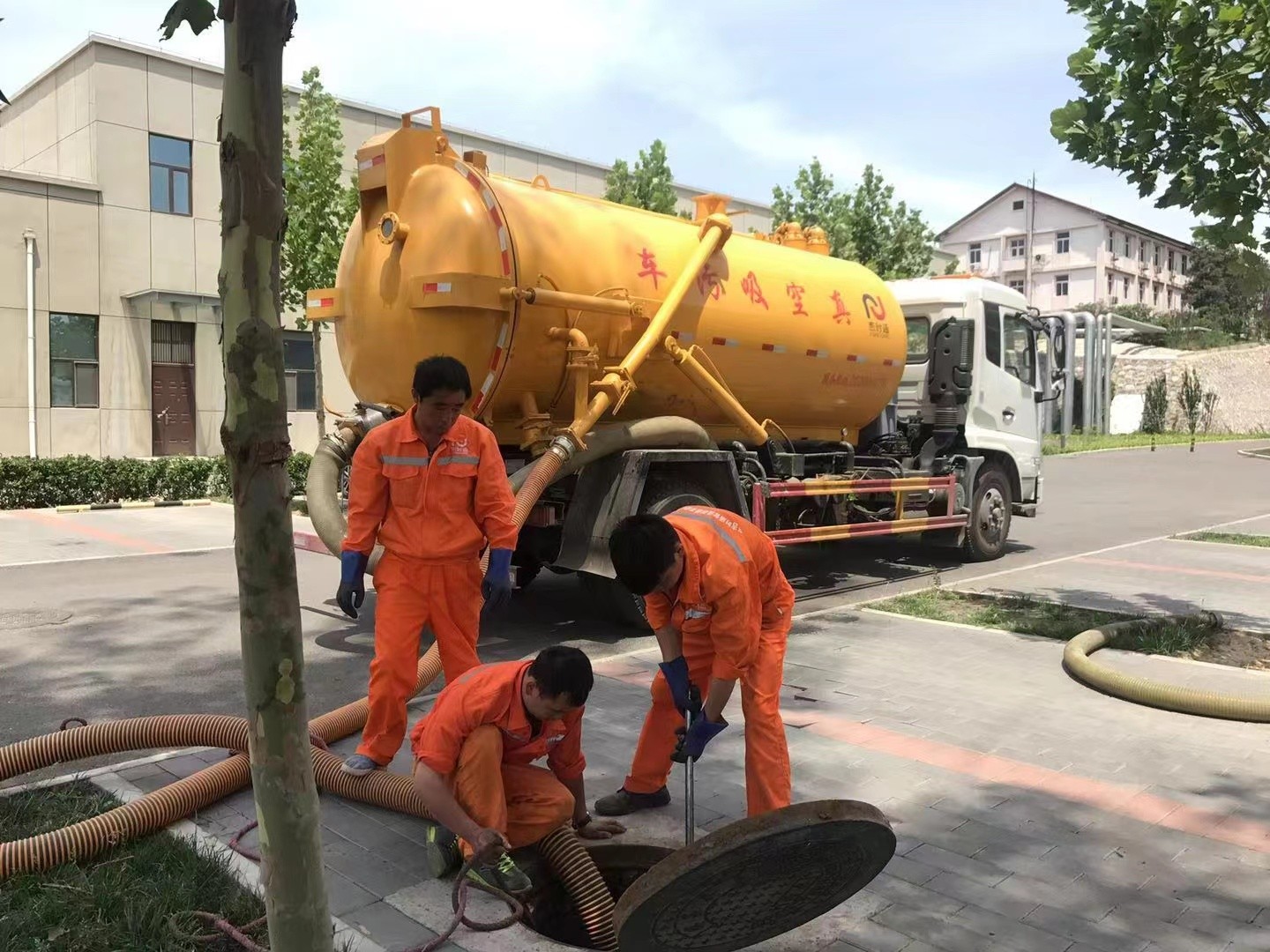 揭东管道疏通车停在窨井附近