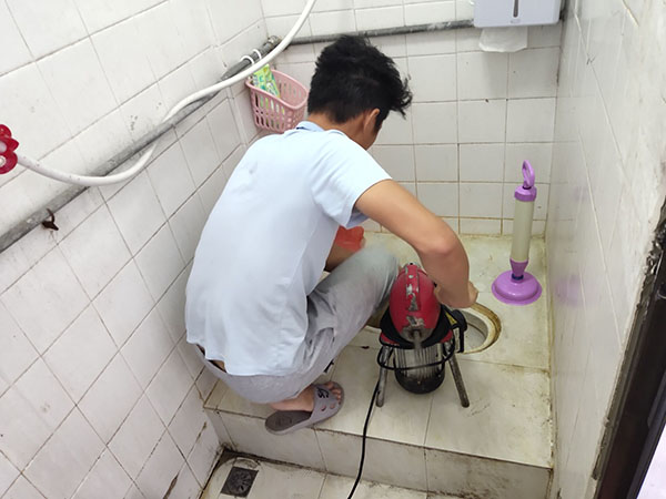 揭东肥皂掉到马桶里把马桶堵住了怎么办？马桶堵住了怎么办