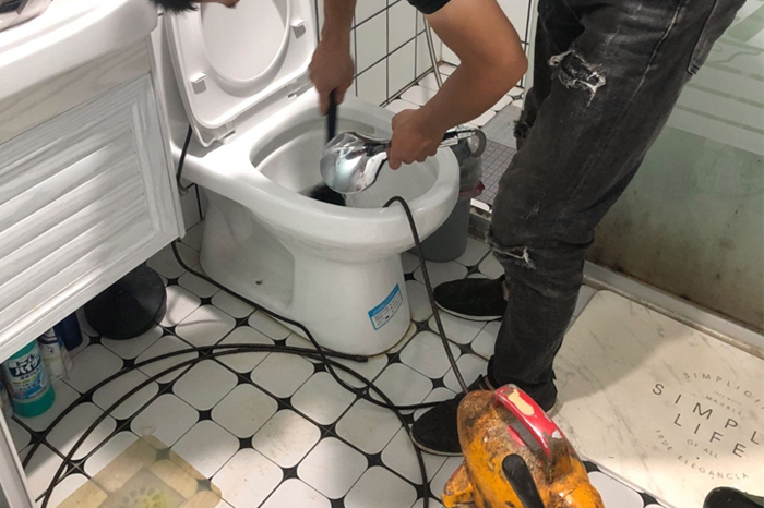 揭东马桶堵塞自己疏通还是找师傅？专业上门服务让你省时更省心